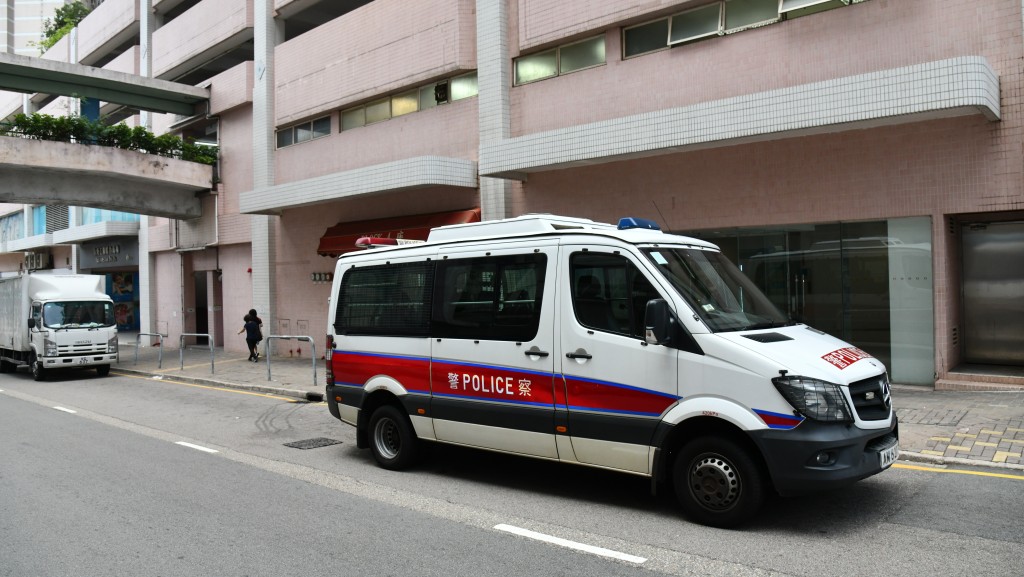 女子墮樓亡，警員到場調查。蔡楚輝攝