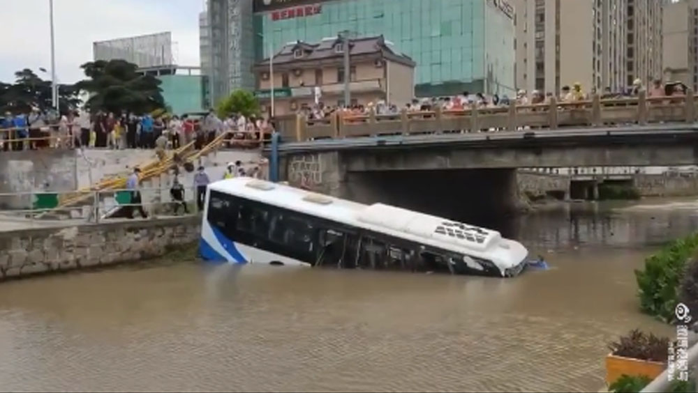 上海一輛巴士衝上人行道後墮河。
