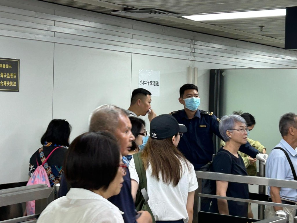 羅湖口岸將大小行李分開進行安檢，有效分流旅客。本網記者攝