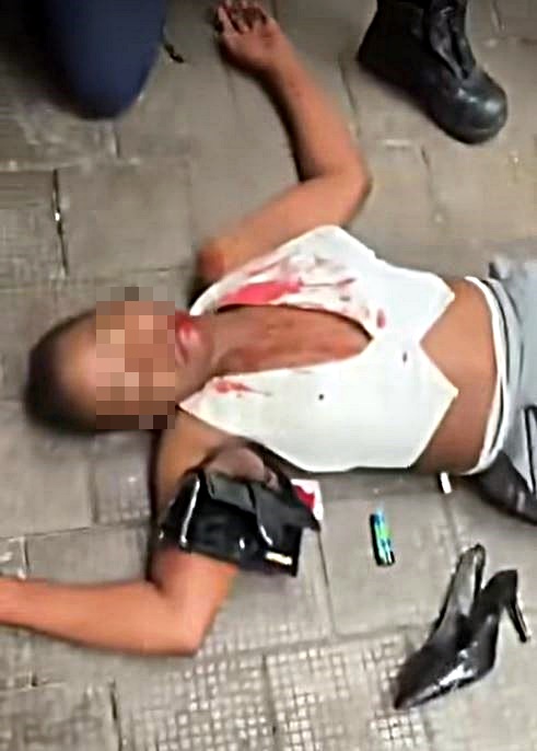 一名坦桑尼亞籍女子倒卧地上。fb:香港交通及突發事故報料區 一名坦桑尼亞籍女子倒卧地上。fb:香港交通及突發事故報料區