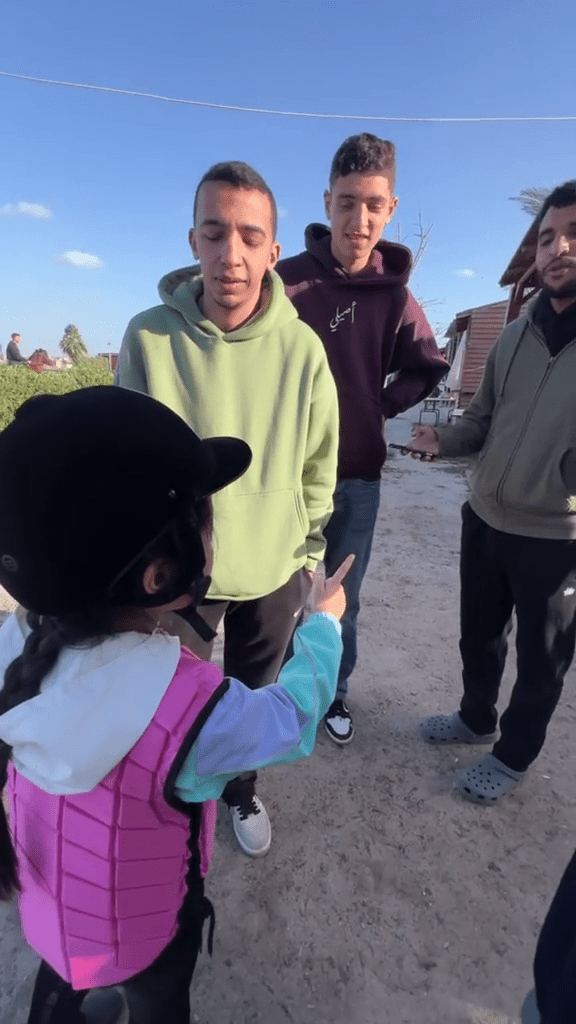 9歲華籍女童埃及「舌戰」馬術教練，流利英語為友抱不平。 