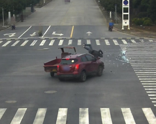 三輛車的男司機從車上飛出，並拋起數米直墮房車上翻滾出去。