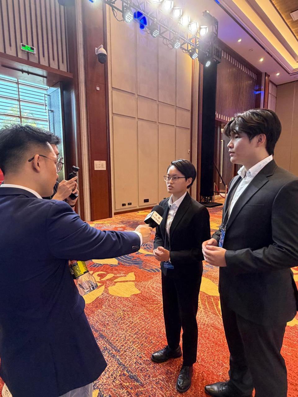 Angus與Audrey一同接受中央電視台的訪問。保安局FB圖片