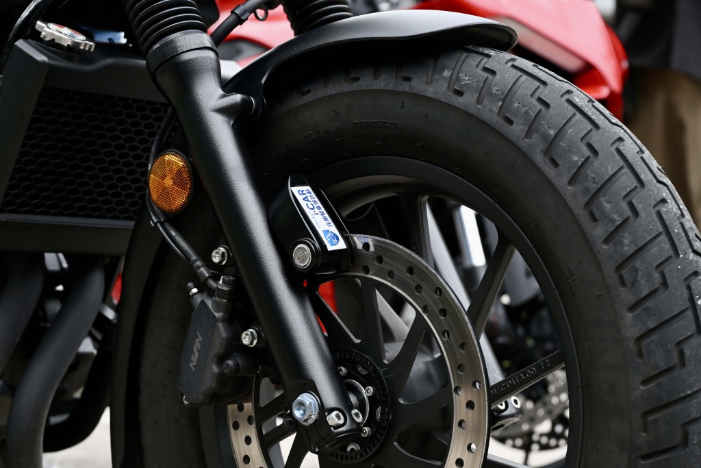 車主可利用「智車保險包」內的防盜鎖，鎖住電單車的煞車碟令其無法被隨意推走，一旦感應到震動，防盜鎖會立即發出高分貝警報，嚇退企圖犯案的賊人。 劉駿軒攝