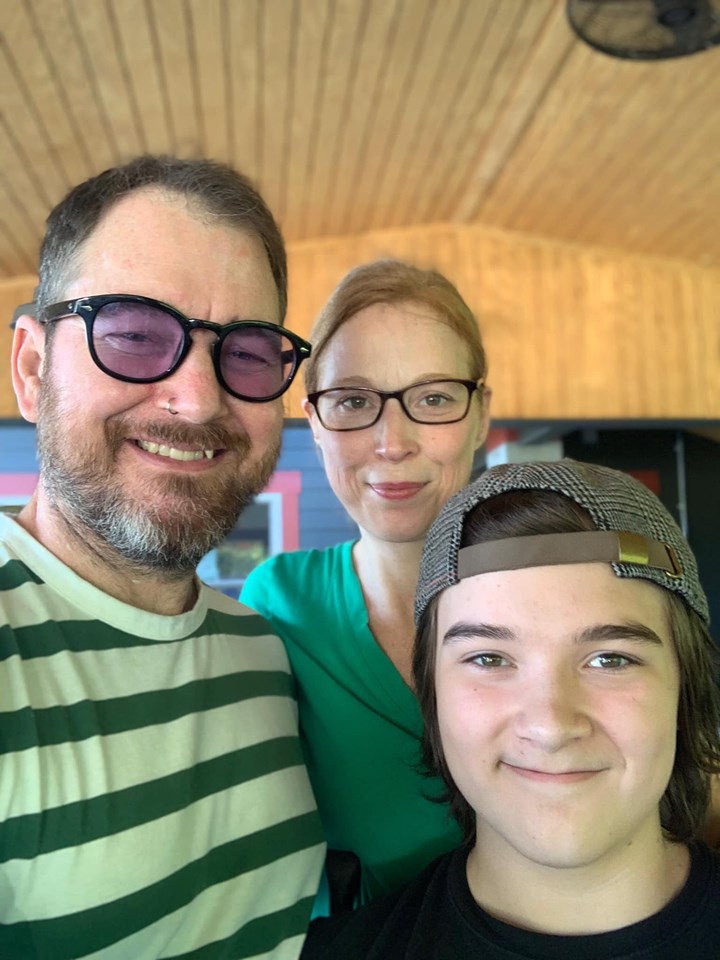 与父母感情好好。fb图