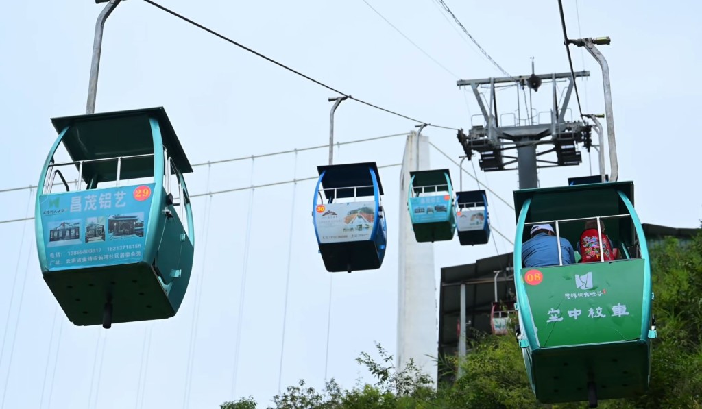 「懸崖電梯」和高空纜車組成的「空中校車」在海外也爆紅。宣威融媒