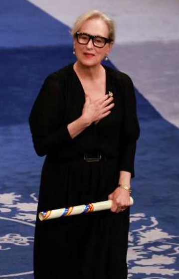 梅丽史翠普日前于西班牙领奖时，手上仍戴着结婚戒指。