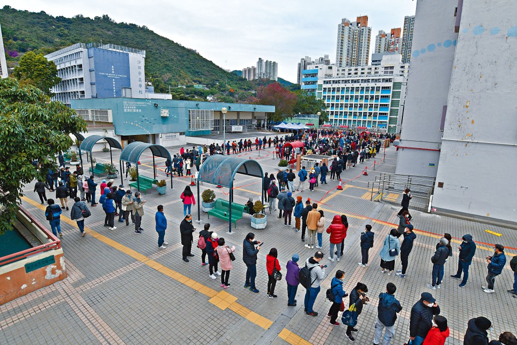瀝源社區檢測中心外,大批市民排隊等候。