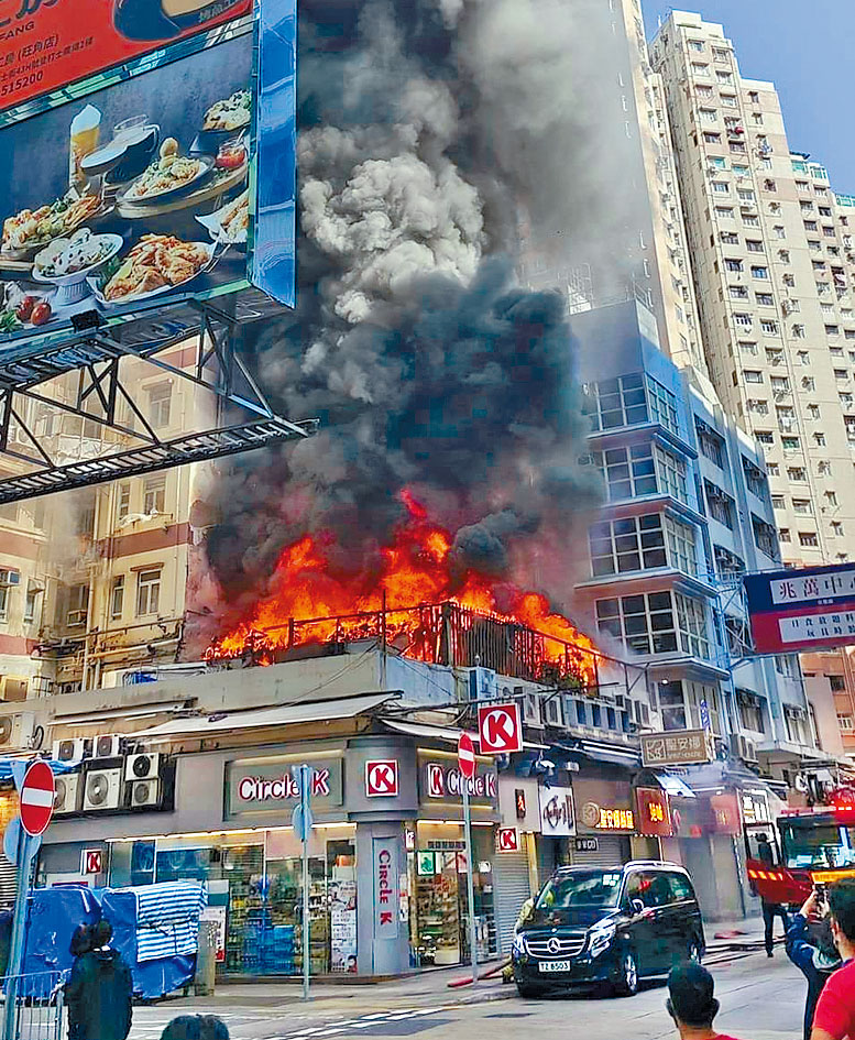 旺角闹市大厦平台发生火警，火乘风势迅速蔓延，浓烟直攻半空。