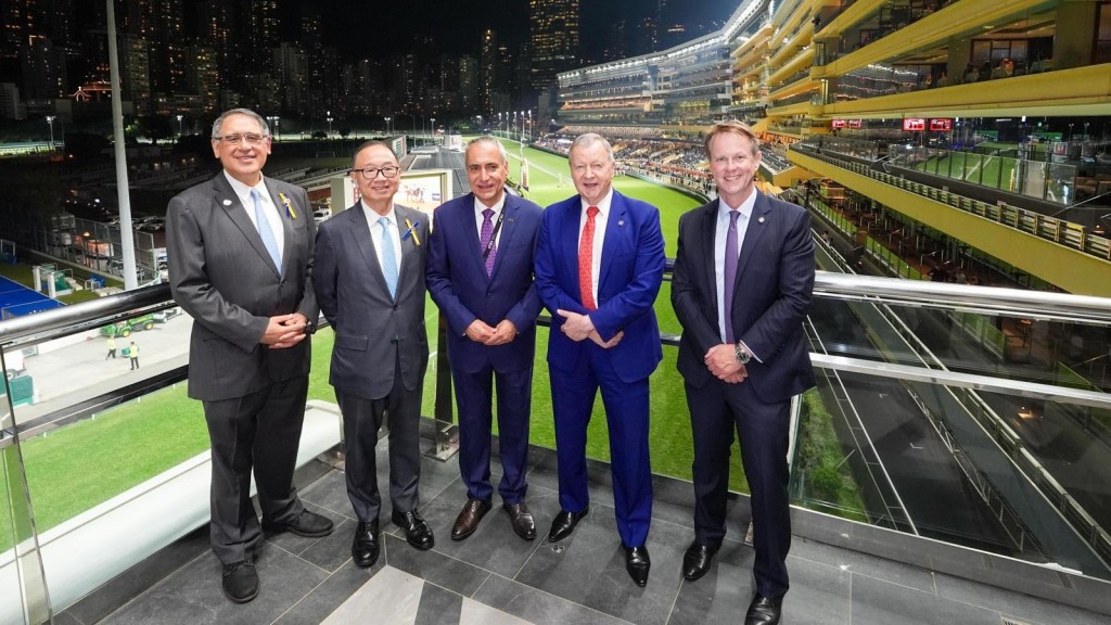 香港賽馬會主席廖長江（左二）、香港賽馬會副主席兼中國香港馬術總會會長黃嘉純（左一）、香港賽馬會行政總裁應家柏（右二）、國際馬術聯合會會長Ingmar De Vos（左三）及香港賽馬會賽馬事務執行總監夏定安（右一）出席歡迎晚宴。