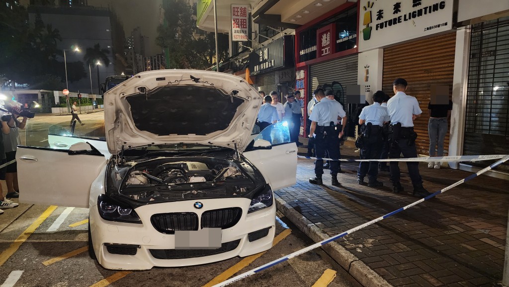 警員旺角截查可疑私家車。