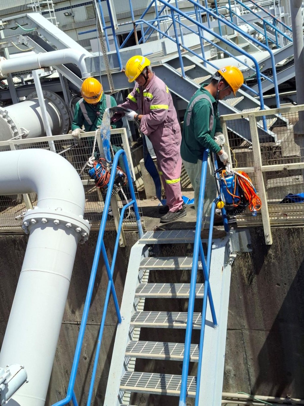 為應對超強颱風「樺加沙」來襲，南丫發電廠內多個關鍵地點和低窪地區分別 設置擋水閘和集水泵。