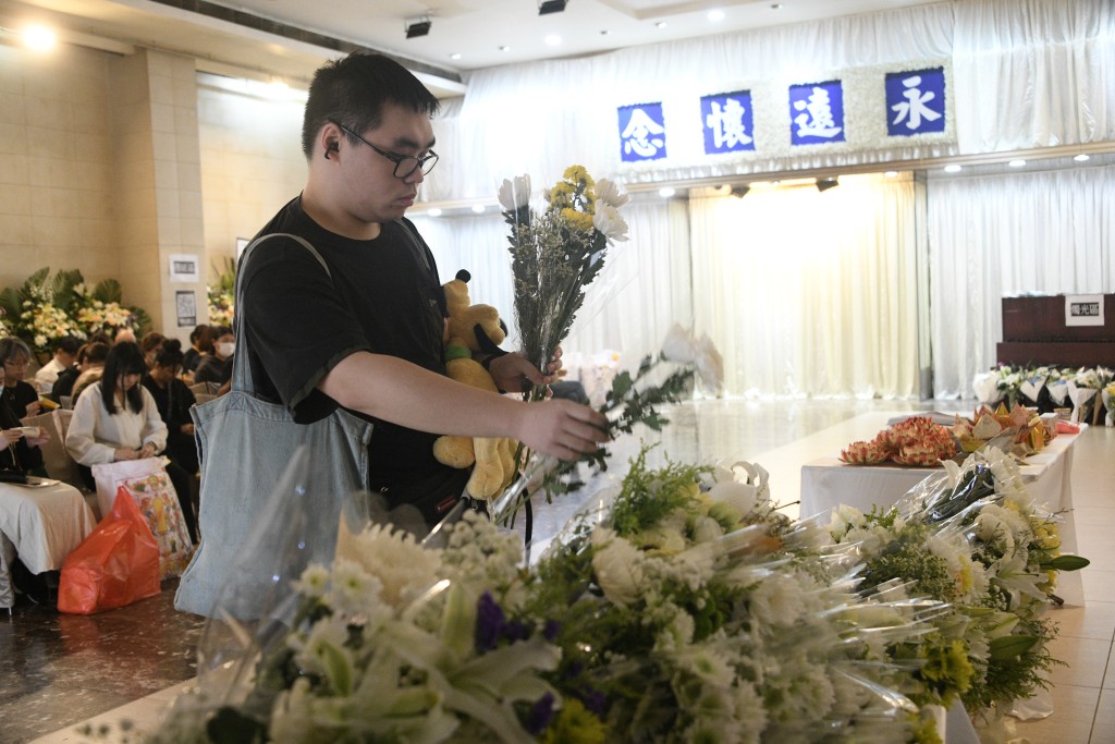 巿民向死難者獻花。 巿民向死難者獻花。