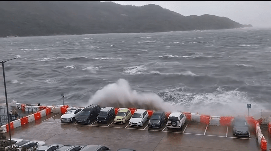 有居民拍得片段,所見巨浪更湧上梅窩碼頭路附近的露天停車場 有居民拍得片段,所見巨浪更湧上梅窩碼頭路附近的露天停車場