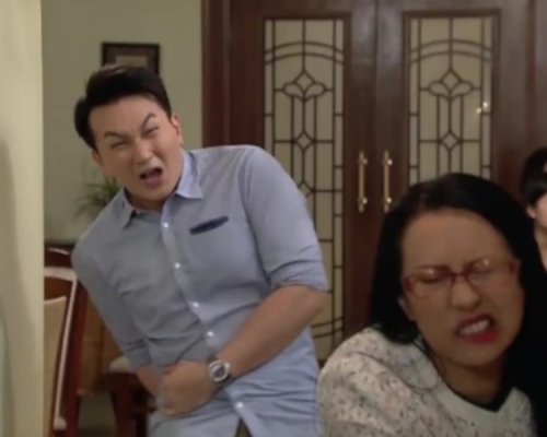 「铁面陈」的表情好正！影片截图