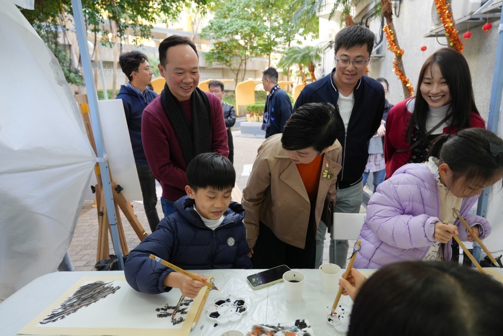 何永賢與多名立法會議員昨日到啟田邨與街坊齊齊畫國畫、寫揮春。何永賢fb