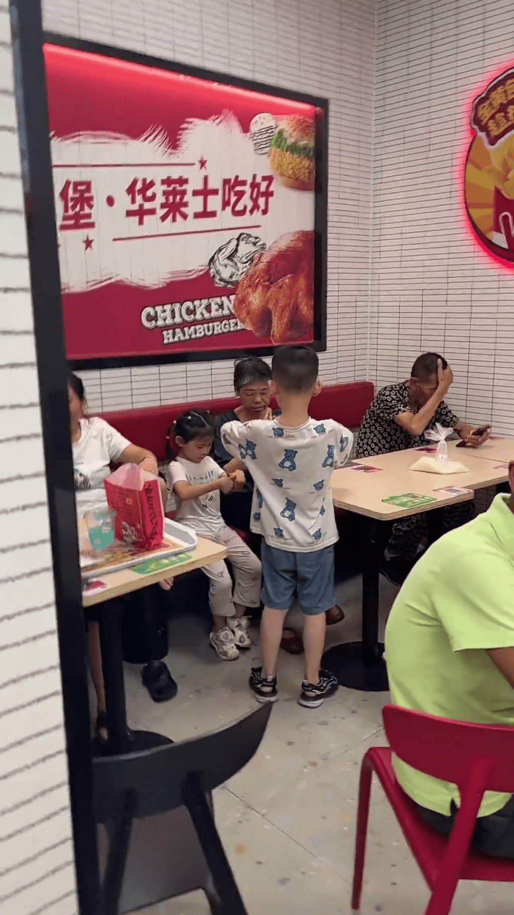 網片顯示,該店只有一小角用顧客在用餐。 網片顯示,該店只有一小角用顧客在用餐。