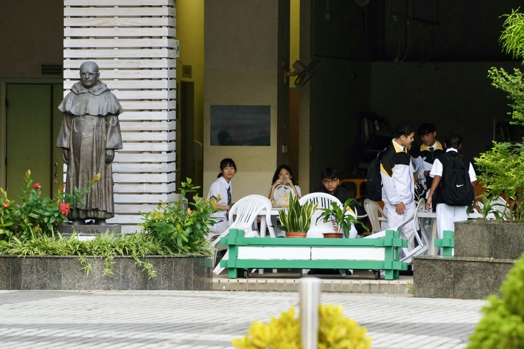 他又相信，各中学正开始招收插班生，若各区学校能更主动提供资讯，将更便利学生和家长计划转校。