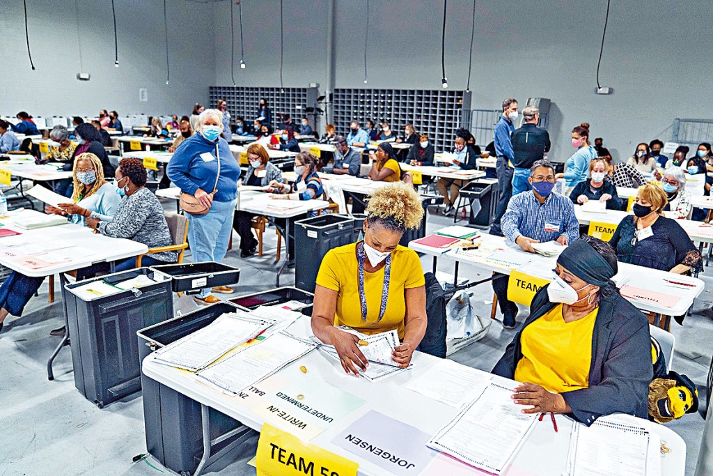 喬治亞州選舉人員在處理選票。