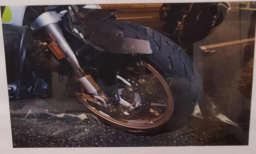 被撞跌的警車。