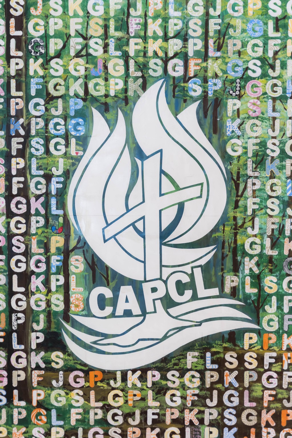 CAPCL的校徽是一棵栽種在溪水旁的大樹，意念來自詩篇，期盼學生在這樣的環境下豐盛地成長。 （圖：霍楚暉）