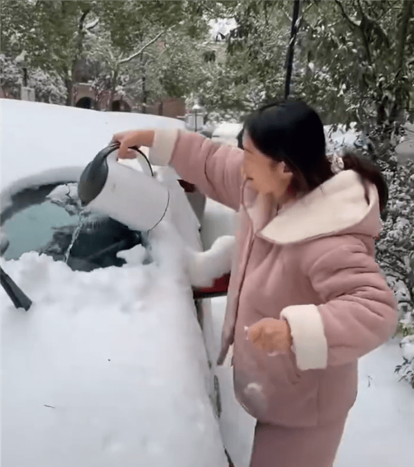 安徽女子拿別人汽車用滾水做「破冰」實驗，被網民追罵。抖音