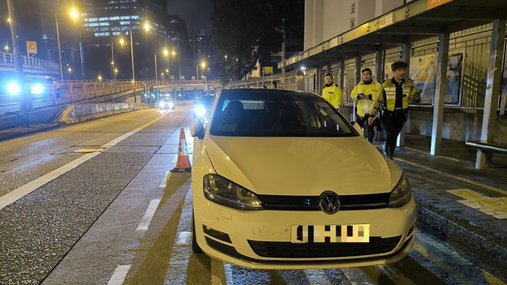 警方東九龍打擊酒後駕駛，拘捕4男1女司機。警方圖片