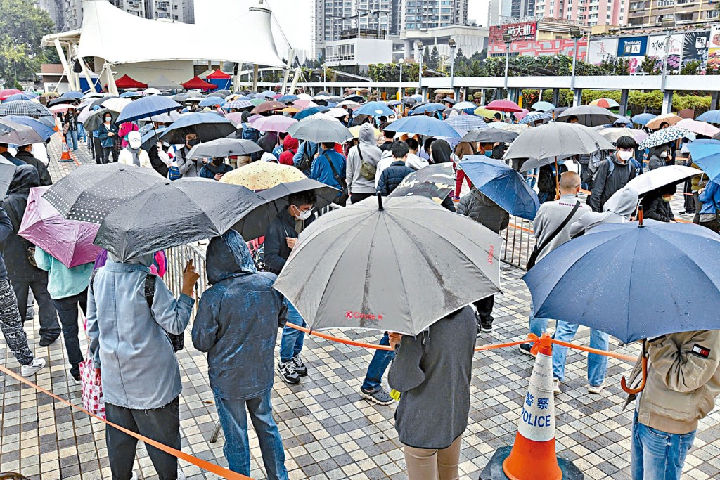 黄大仙广场流动采样站，连日出现人龙接受检测。