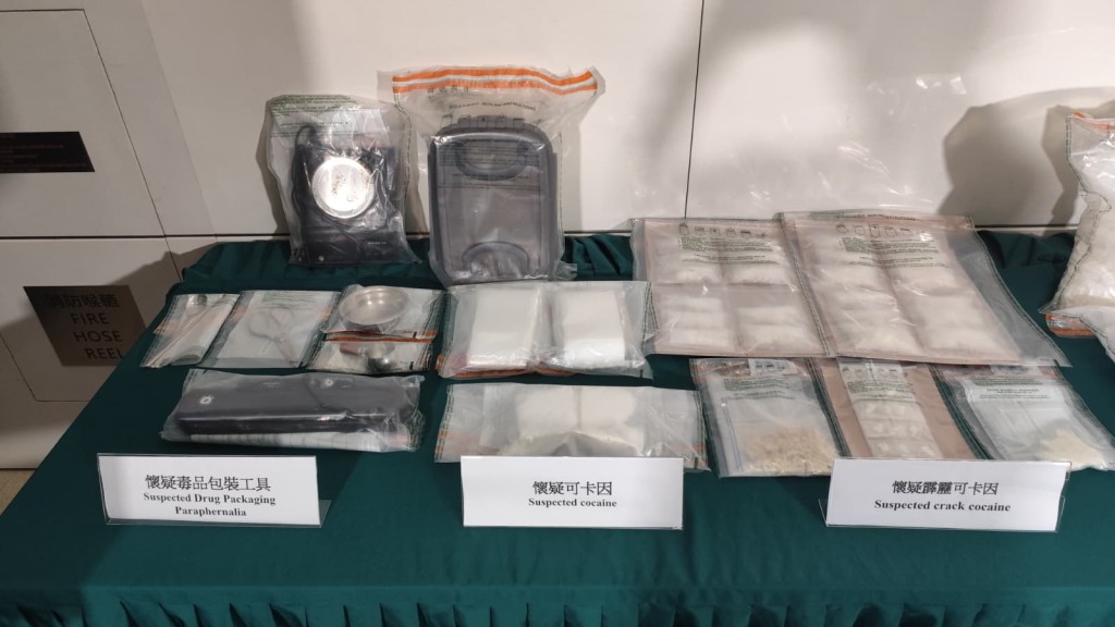 海關於葵涌和土瓜灣破獲兩宗毒品案件,共檢獲56公斤懷疑氯胺酮、1.2公斤懷疑可卡因及800克懷疑霹靂可卡因,估計市值共約2300萬元。 海關於葵涌和土瓜灣破獲兩宗毒品案件,共檢獲56公斤懷疑氯胺酮、1.2公斤懷疑可卡因及800克懷疑霹靂可卡因,估計市值共約2300萬元。