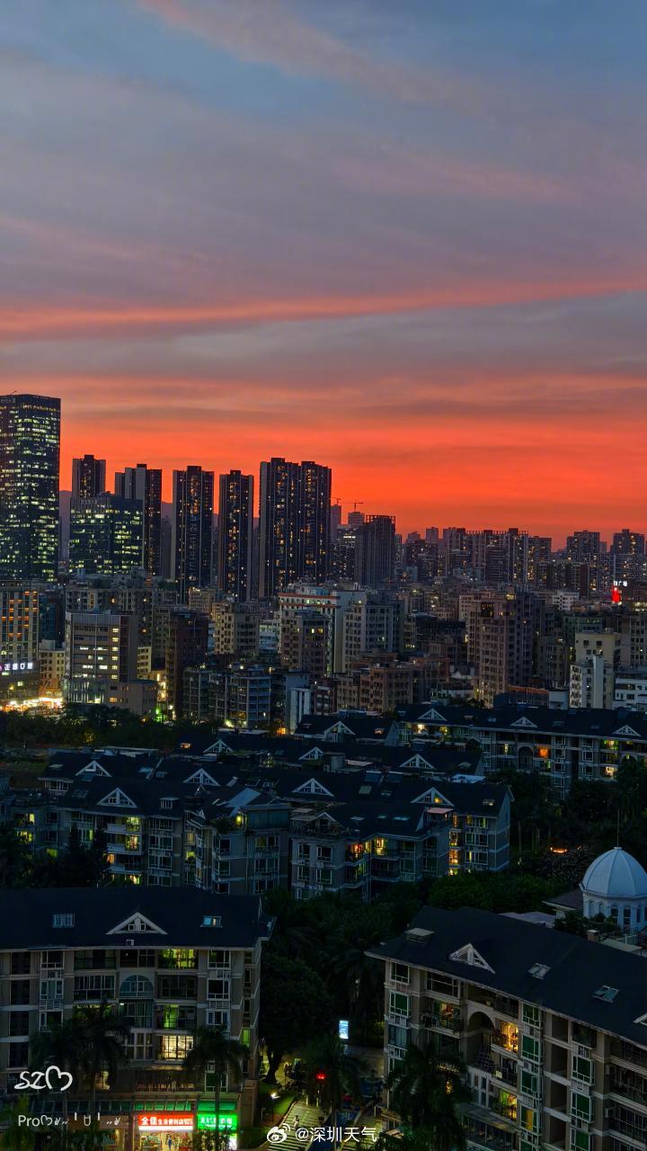 深圳晚上出現火燒雲現象,金紅雲彩彩漫天。深圳天氣 深圳晚上出現火燒雲現象,金紅雲彩彩漫天。深圳天氣