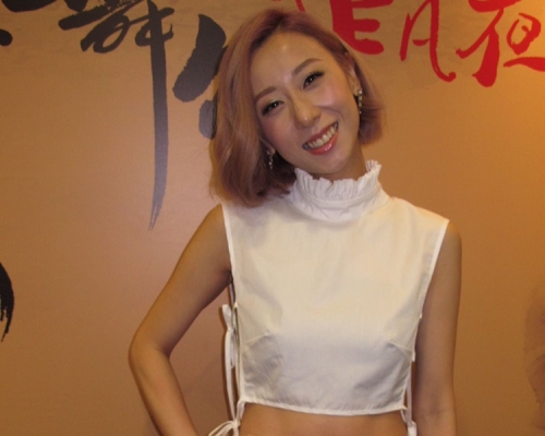 農曆七月狗仔對平台吠，泳兒嚇到攬狗瞓。