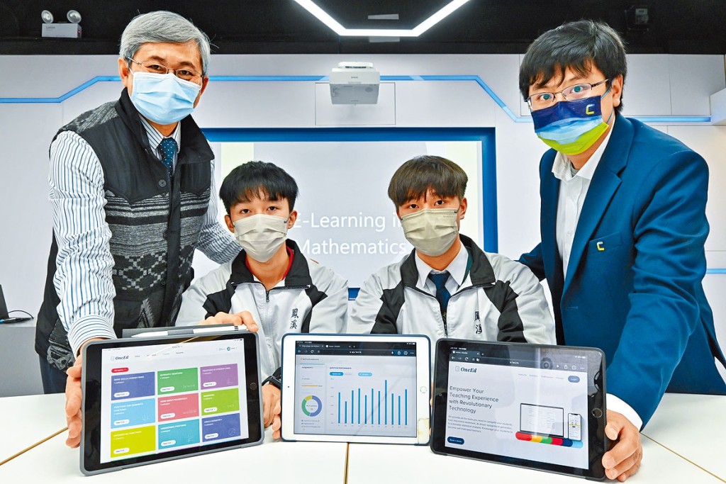 AI网上学习平台可分析学生弱项，提供大量的相关数学选择题，研发公司负责人吴哲宇（右一）指平台减轻老师工作量，亦提升学生的学习自主能力。