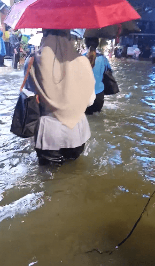 遊泰注意，泰國近日多地豪雨釀水浸，部分道路積水逾1米高。X