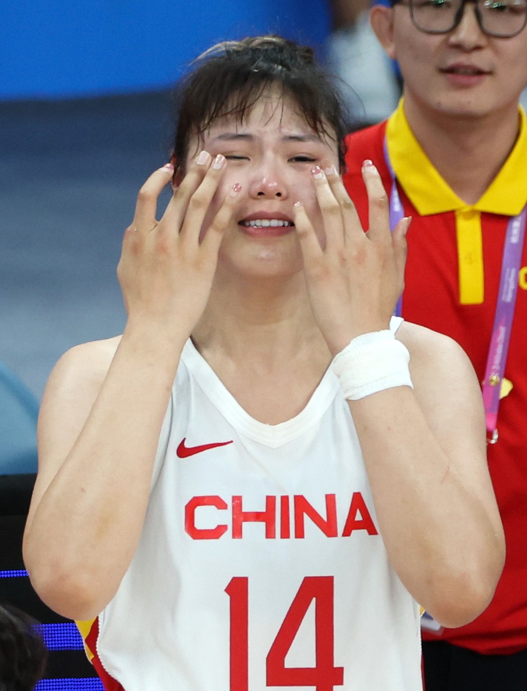 中國隊球員李月汝在奪冠後喜極而泣。新華社