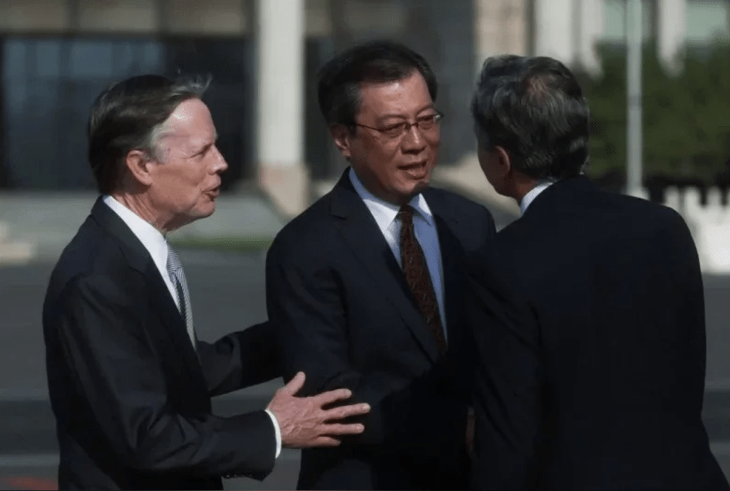 美國國防部稱，美國國防部印太事務助理部長瑞特納與中國外交部北美大洋洲司司長楊濤（中）進行了交談。圖為他6月時，在北京首都機場為訪中的美國務卿布林肯接機。路透社