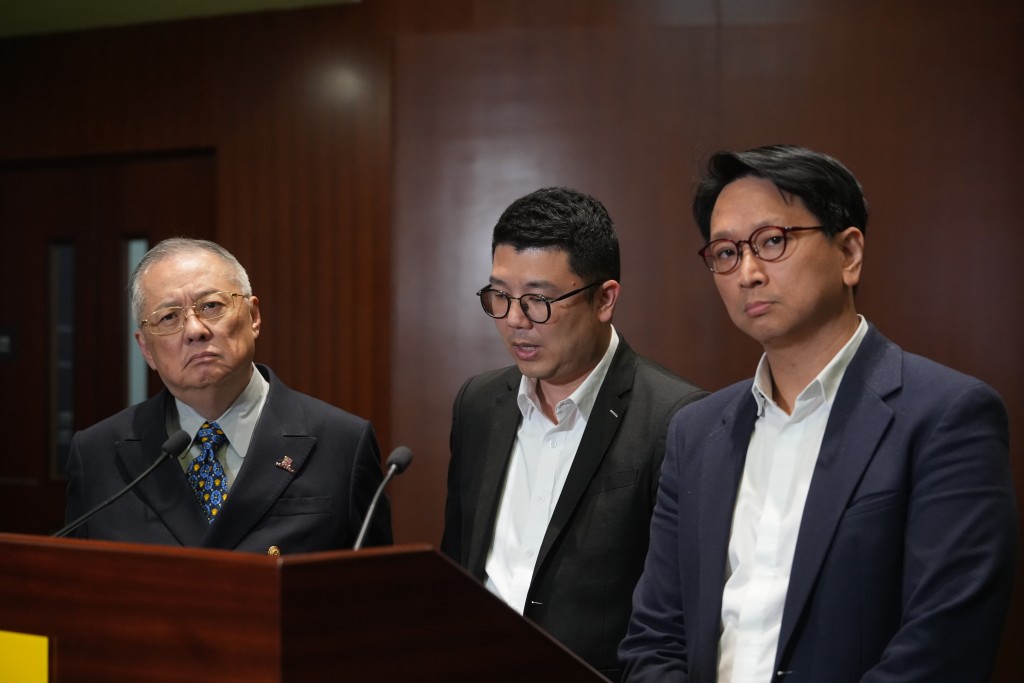 中大三名议员校董指解雇吴树培决定经长时间讨论。刘骏轩摄