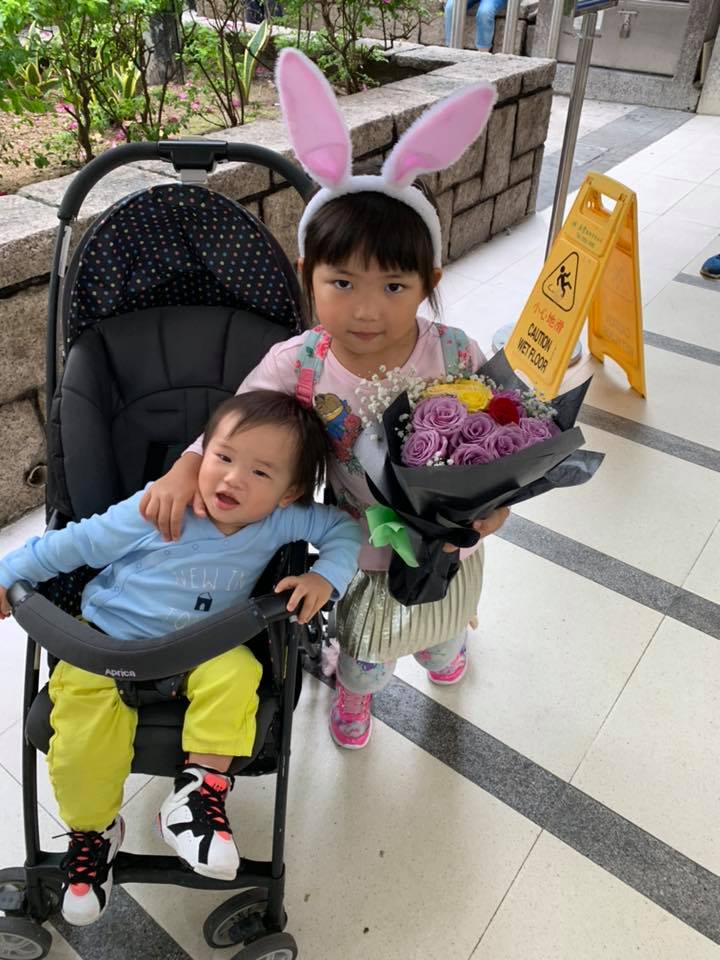 小豆化身兔女郎與弟弟合照。麥雅緻fb