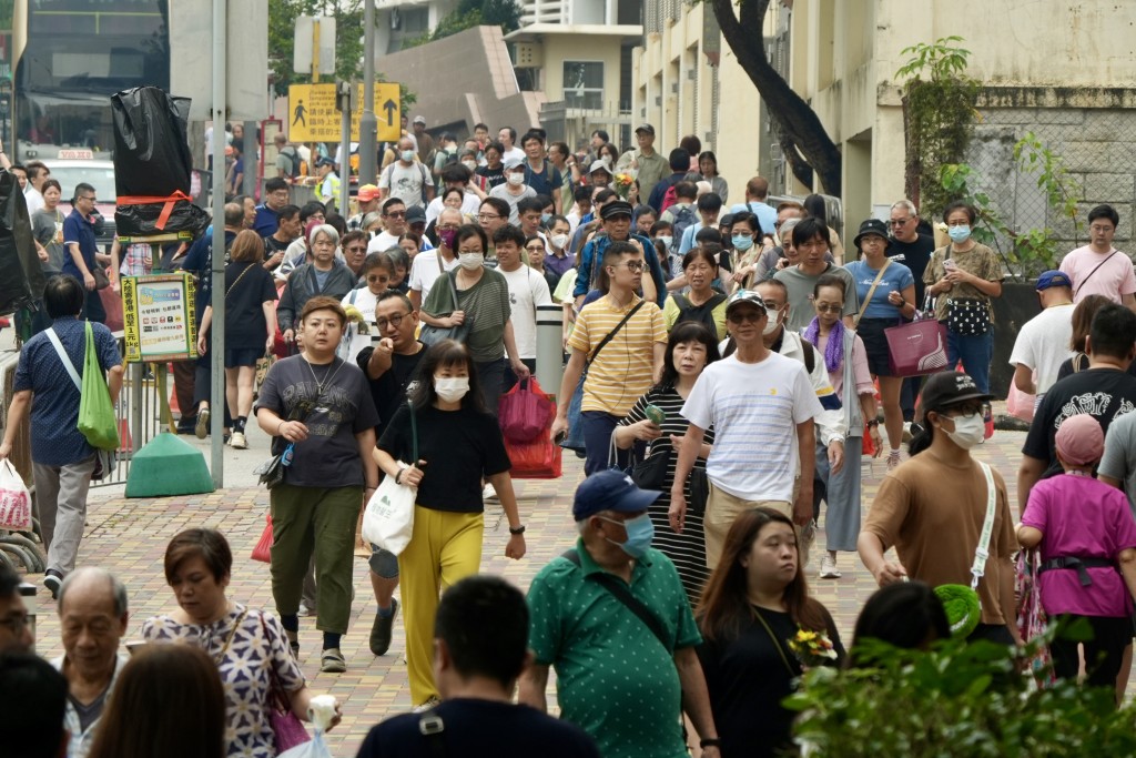 市民絡繹不絕地登高掃墓。劉駿軒攝 