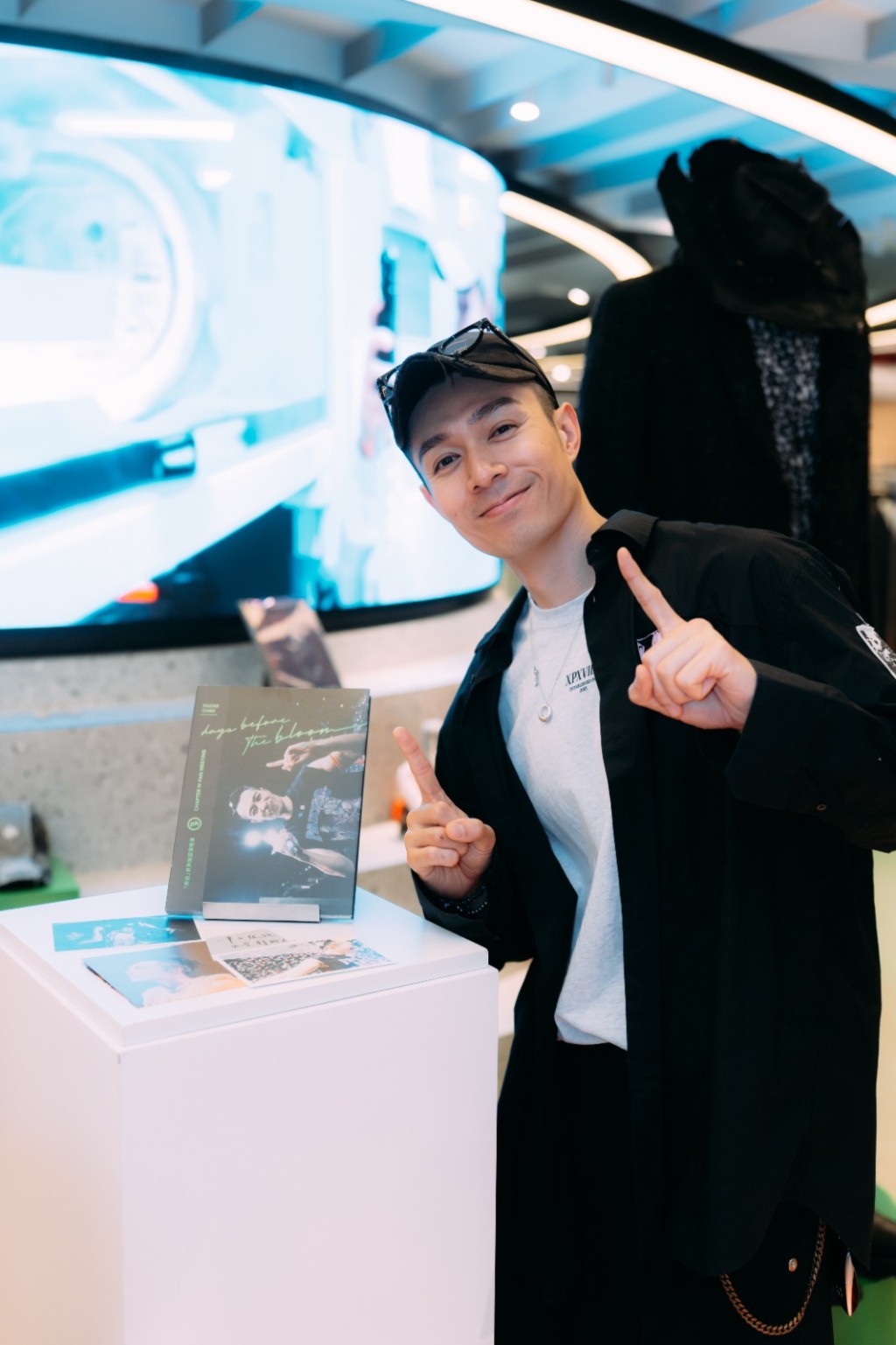 周柏豪首本个人珍藏相集《days before the bloom》昨日正式开卖。 周柏豪首本个人珍藏相集《days before the bloom》昨日正式开卖。