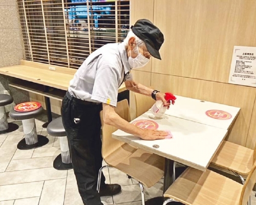 93歲的藪田義光是日本全國約2,900間麥當勞分店中年紀最大的店員。網上圖片