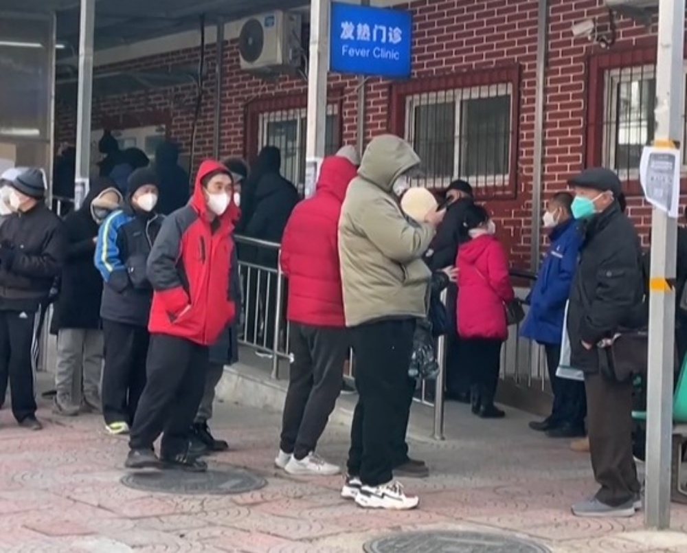 北京发烧门诊早前大排长龙。网图