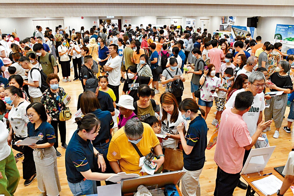 房屋局過渡性房屋開放日反應熱烈，參觀市民逼爆會場。