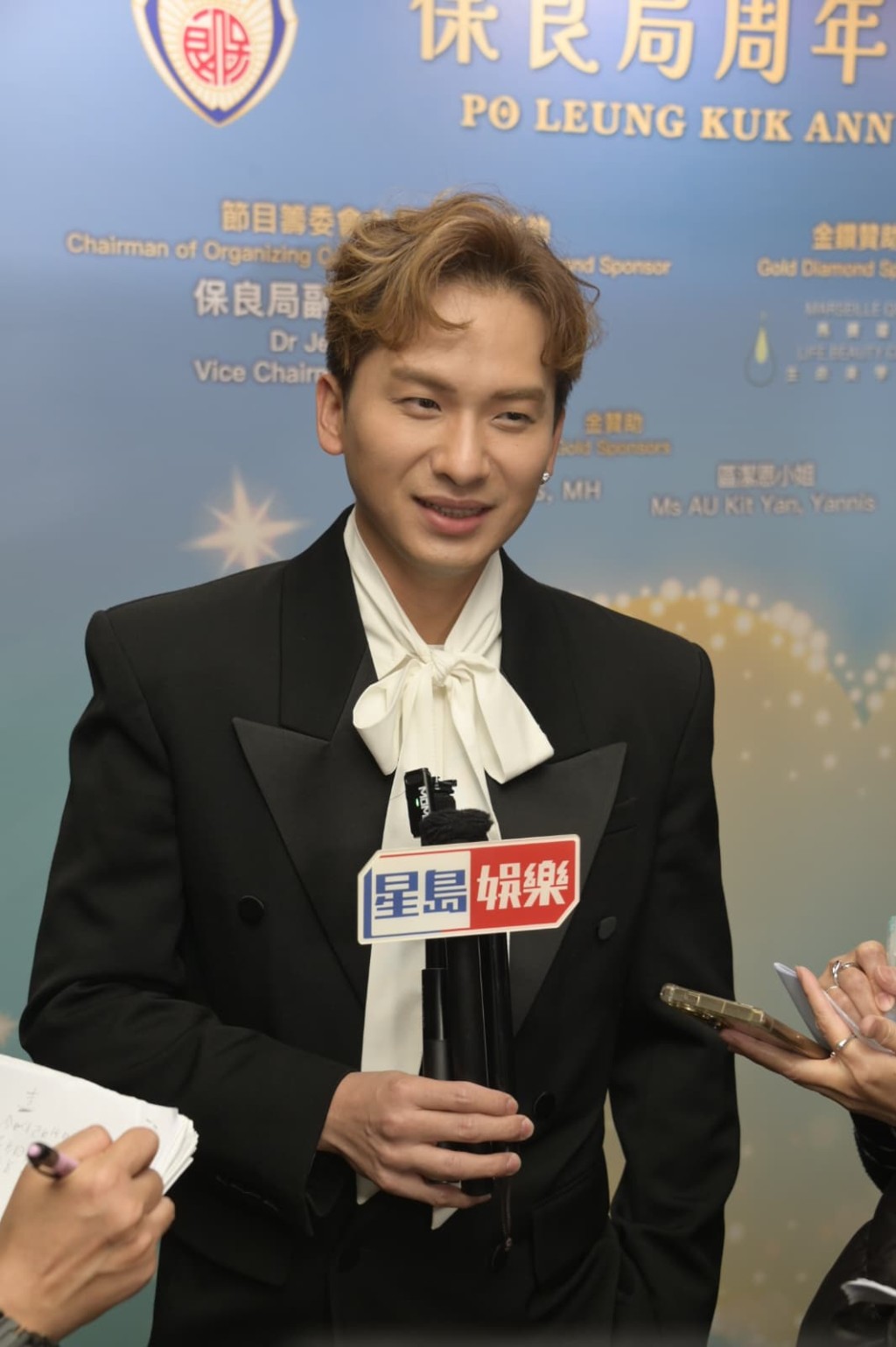 他們一家今個星期會同魏嘉信一家遊深圳。 他們一家今個星期會同魏嘉信一家遊深圳。