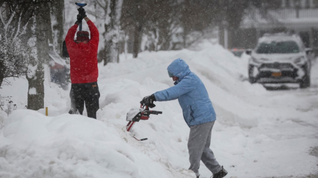 纽约市民忙于清理厚厚的积雪。路透社