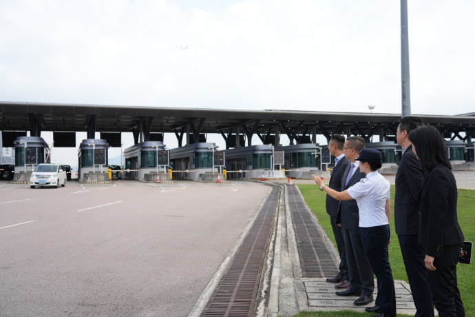 郭俊峯與汪奇視察港珠澳大橋管制站的入境車輛檢查亭。 郭俊峯與汪奇視察港珠澳大橋管制站的入境車輛檢查亭。