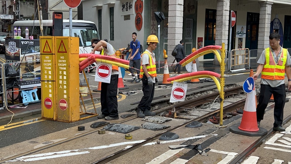 現場設有「電車以外車輛不能駛入」的告示牌。楊偉亨攝