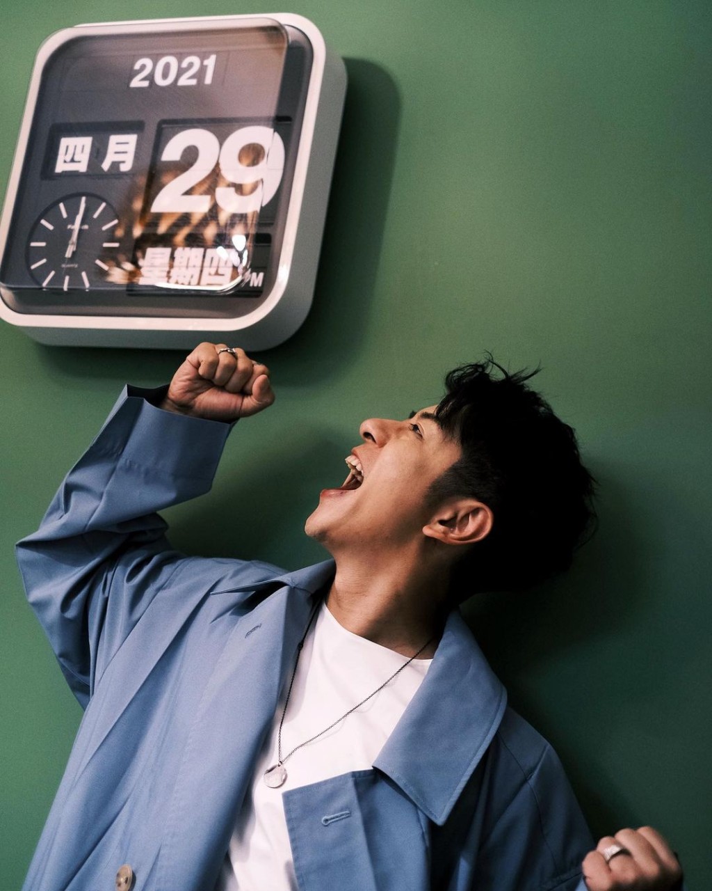 Alfred與搭正凌晨12時的時鐘合照,慶祝自己33歲生日。
