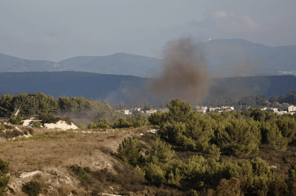 2023 年 10 月 13 日，從黎巴嫩南部阿爾瑪沙阿布靠近以色列邊境的黎巴嫩一側看到，遭以色列炮擊後冒出濃煙。路透社