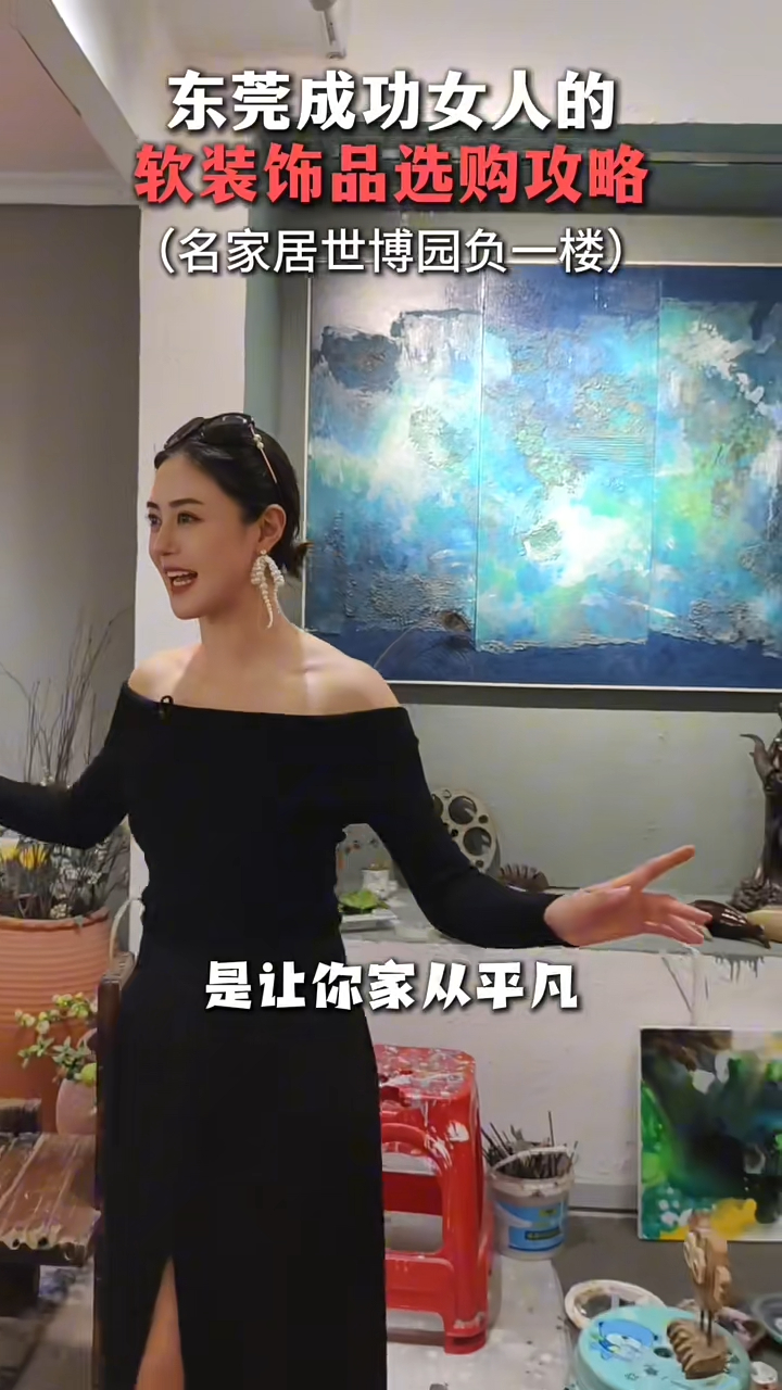 在導覽過程中,于淼都以誇張的口吻與動作展示不同家居場景,陸續解說不同裝飾品的特色,十分專業。 在導覽過程中,于淼都以誇張的口吻與動作展示不同家居場景,陸續解說不同裝飾品的特色,十分專業。