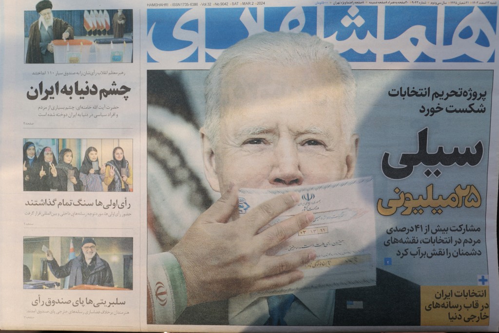 伊朗報章刊登一幅拜登被選票拍打臉部的改圖，以示嘲諷。路透社